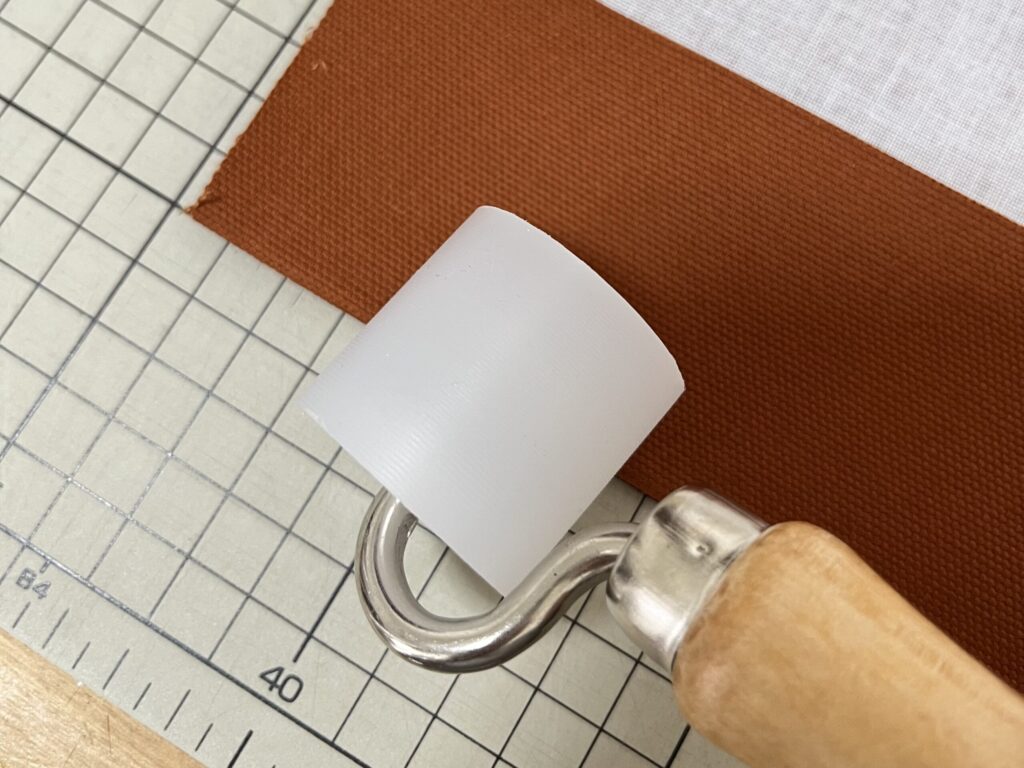 帆布に折り目をつける抑えローラーとカッターマット