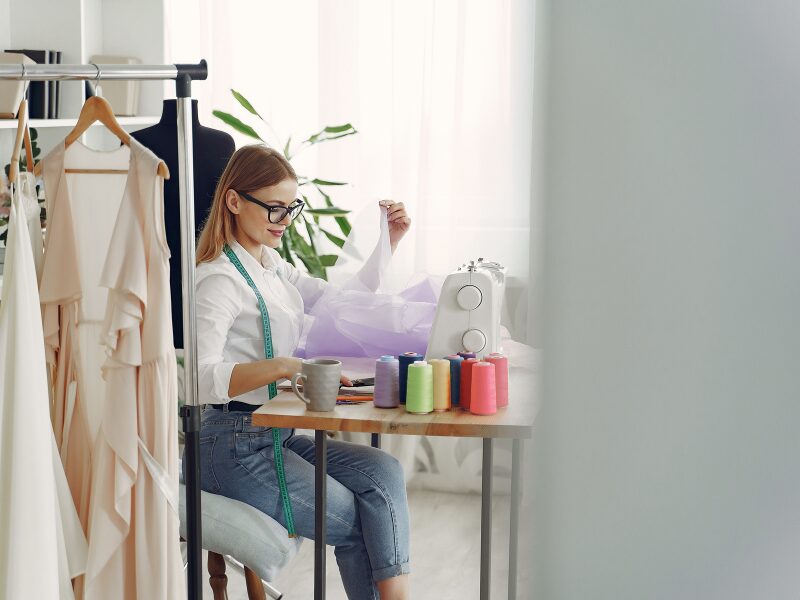 奥の部屋でミシンを使う女性